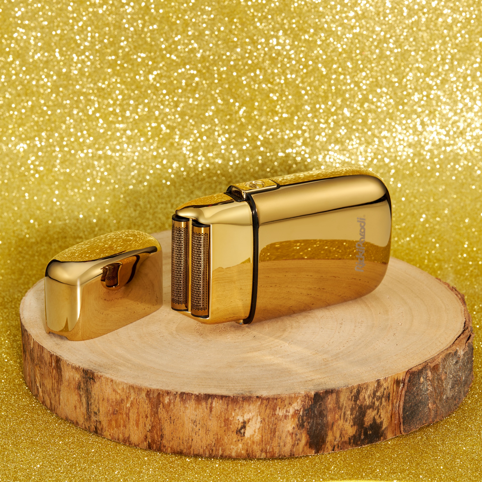 Aparelho de barbear elétrico dourado com tampa removível sobre suporte de madeira