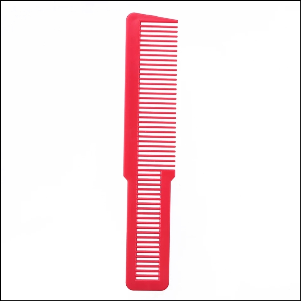 Pente vermelho com dentes largos e finos sobre fundo branco