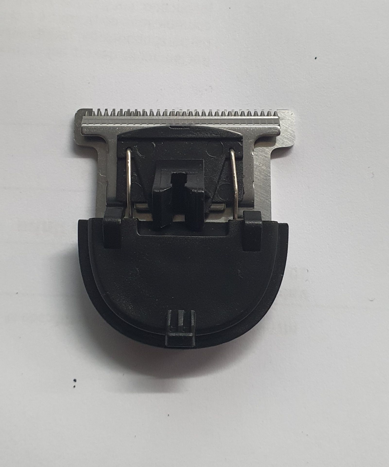 Cabeça de máquina de cortar cabelo metálica com base preta