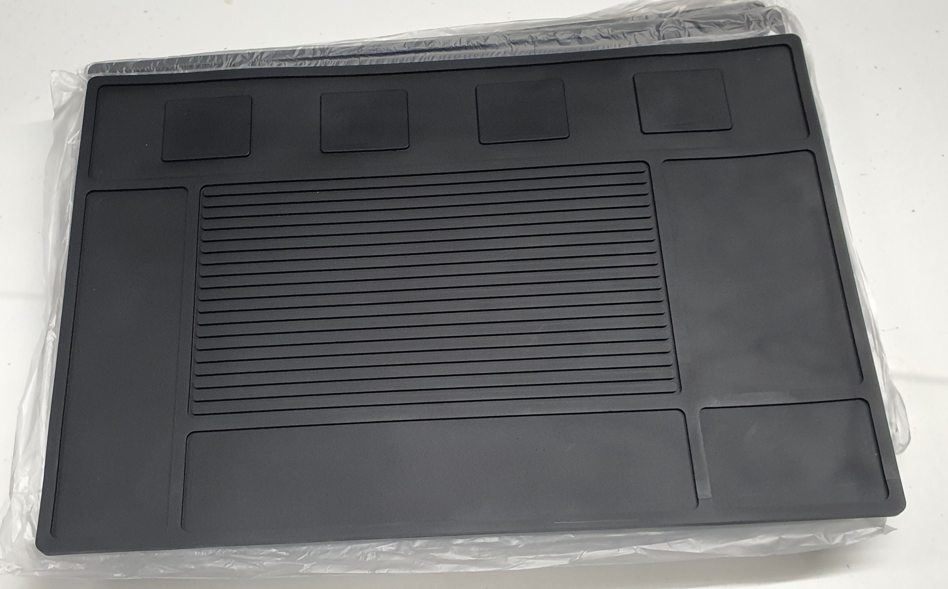 Tapete organizador preto com divisórias e textura canelada