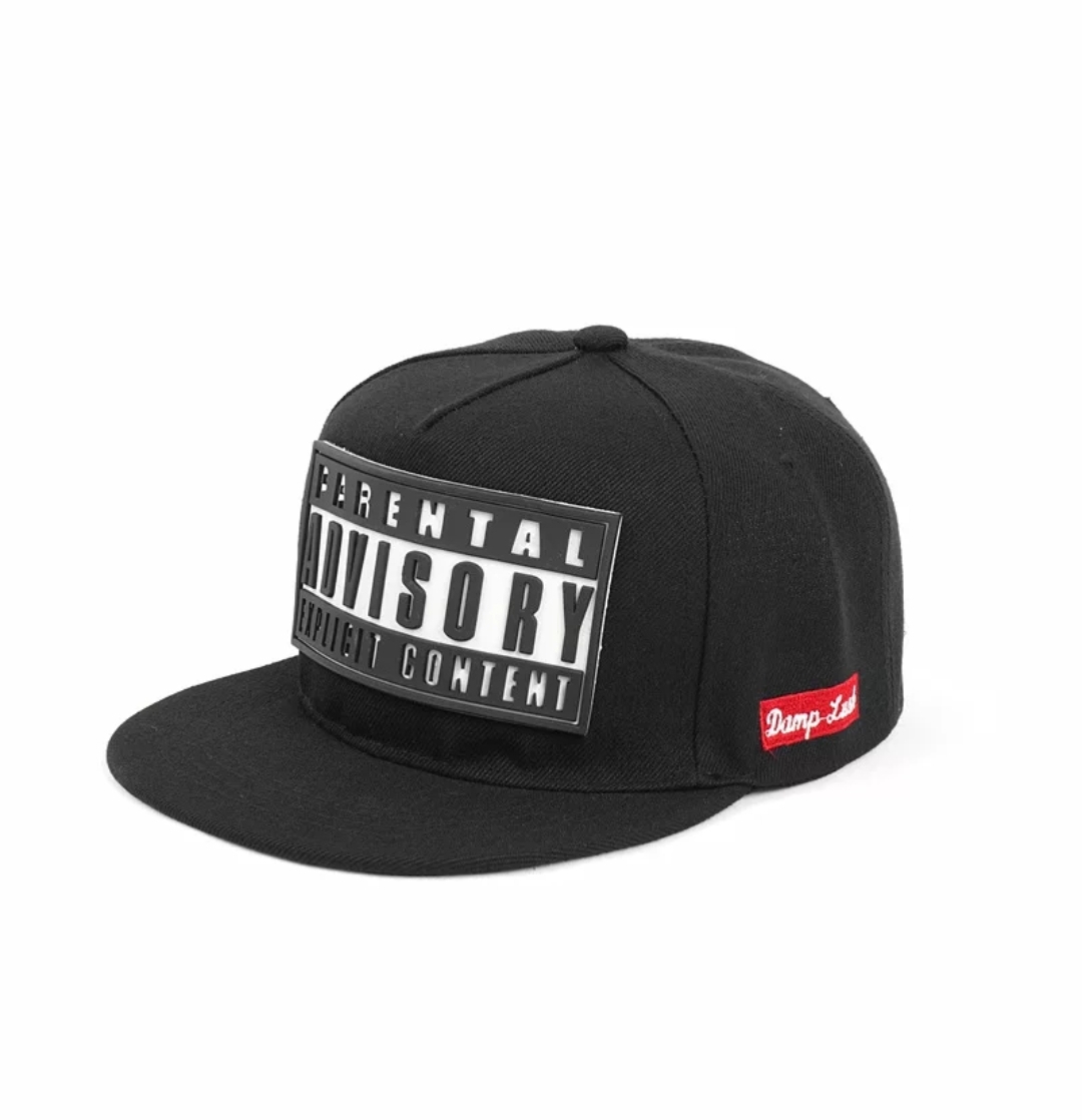 Boné preto com placa e etiqueta vermelha