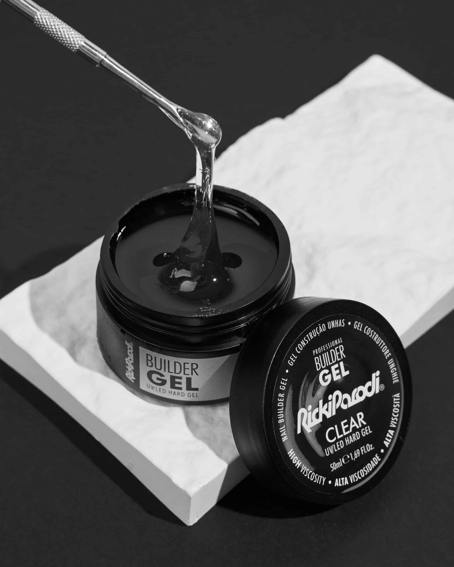 Frasco preto de gel construtor transparente RickiParodi com espátula metálica e placa branca