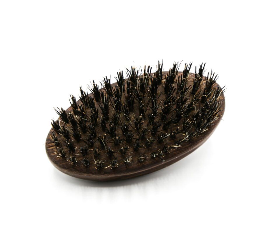 Escova de cabelo oval de madeira com cerdas pretas