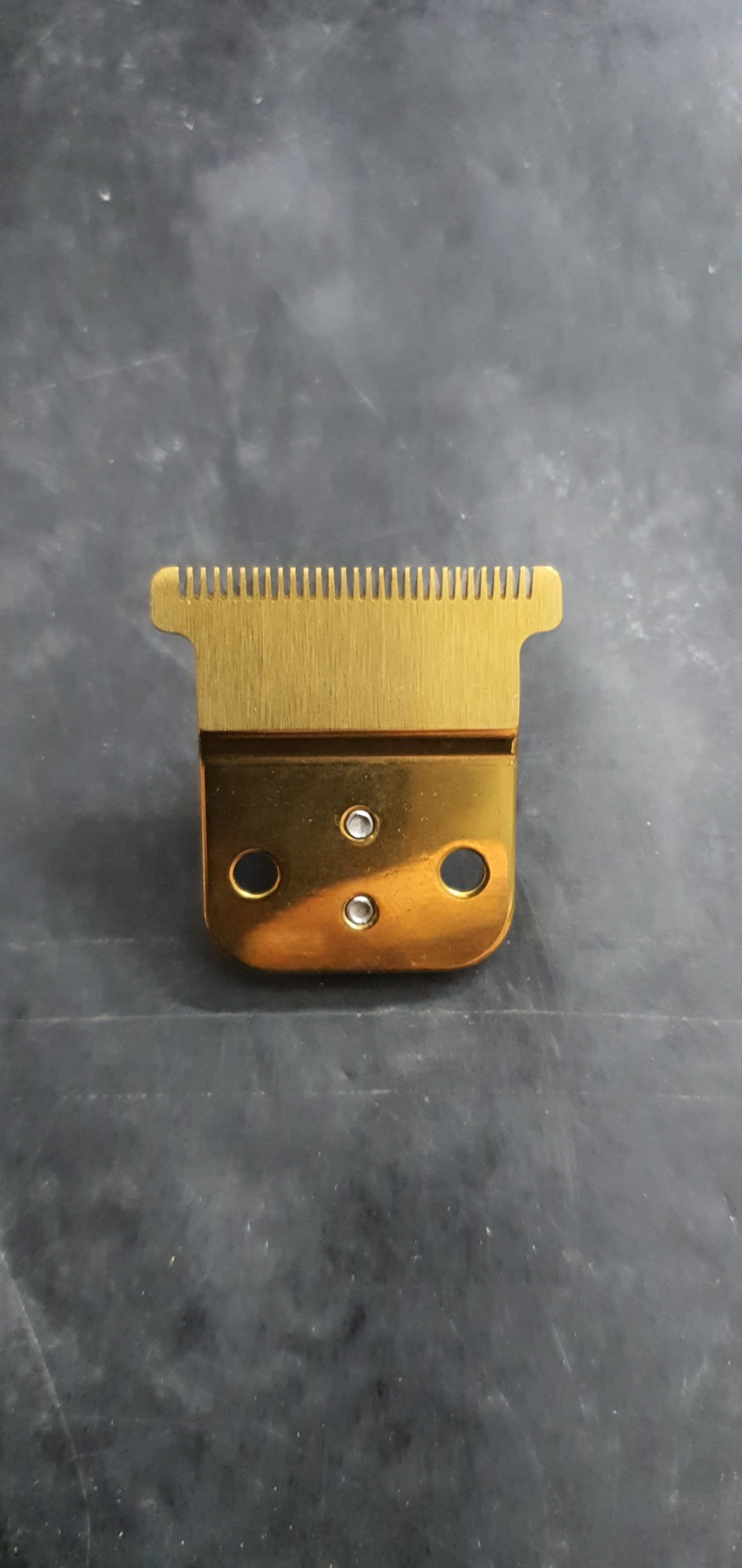 Lâmina metálica dourada para corta-cabelo com dentes finos