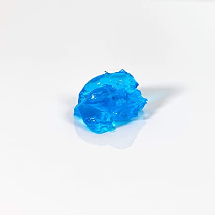 Gel azul translúcido sobre superfície branca