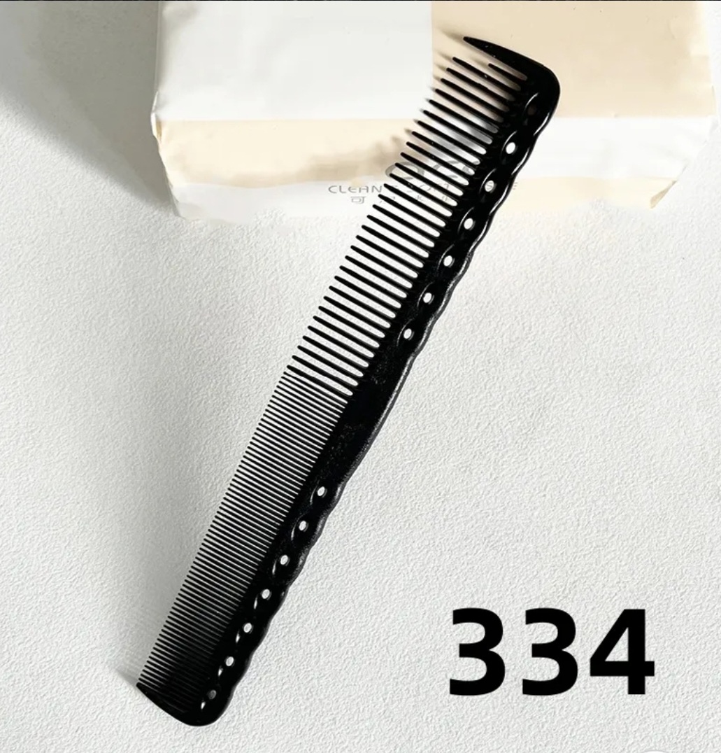 Pente preto com textura e número 334 em fundo branco