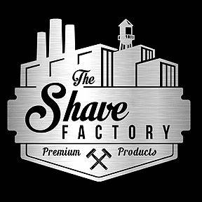 Logotipo metálico com fábrica estilizada e texto The Shave Factory