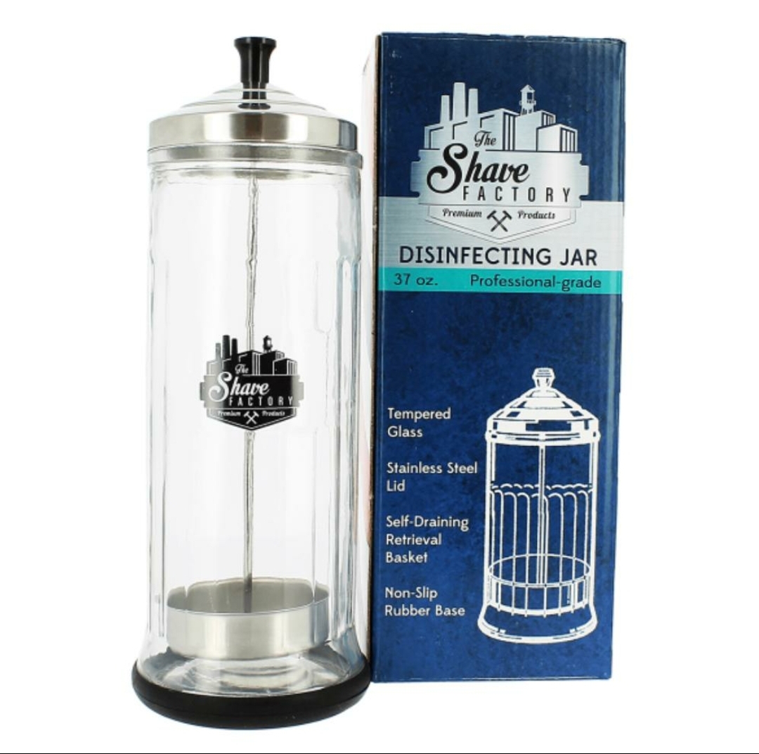 Frasco desinfetante transparente com tampa metálica e embalagem azul à direita.