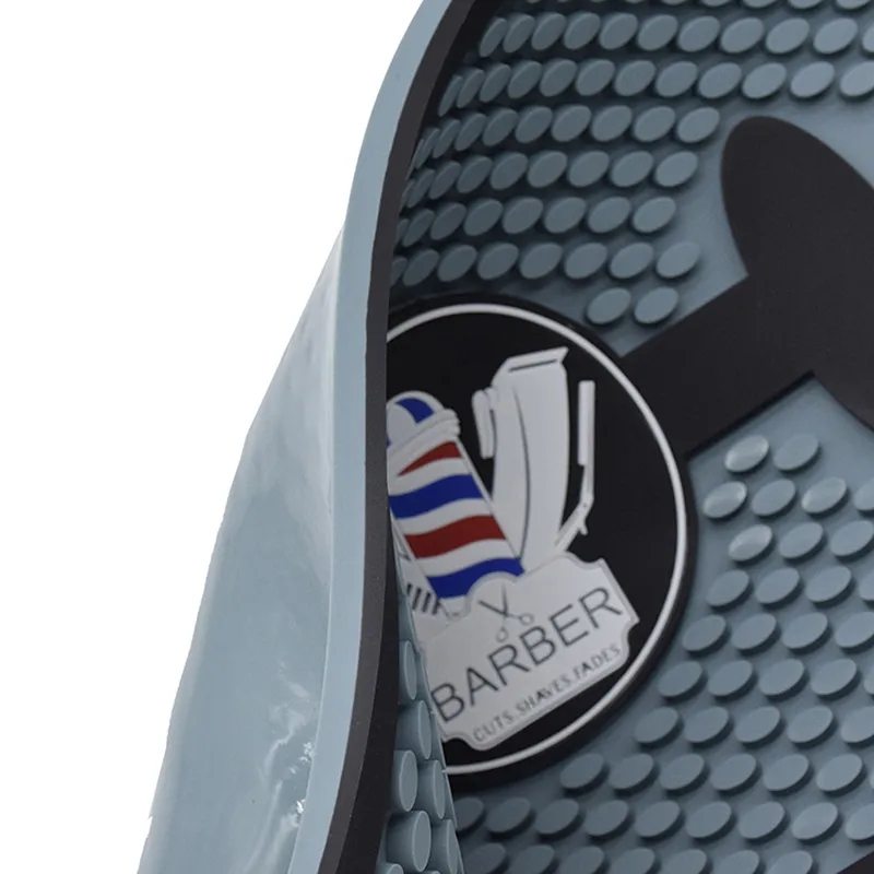 Máscara azul claro com texturas e cartão redondo preto com navalha e texto BARBER