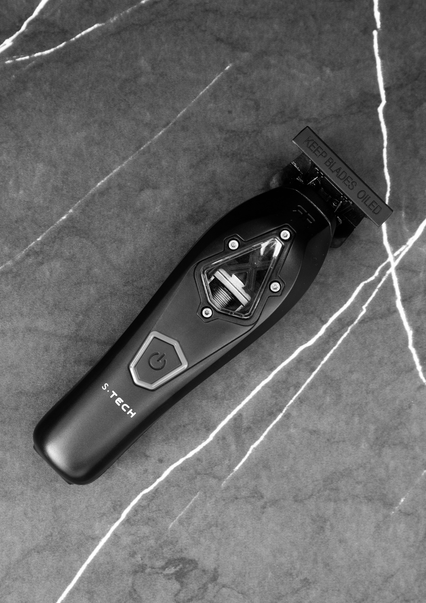 Máquina de cortar cabelo preta S-TECH com botão e janela transparente