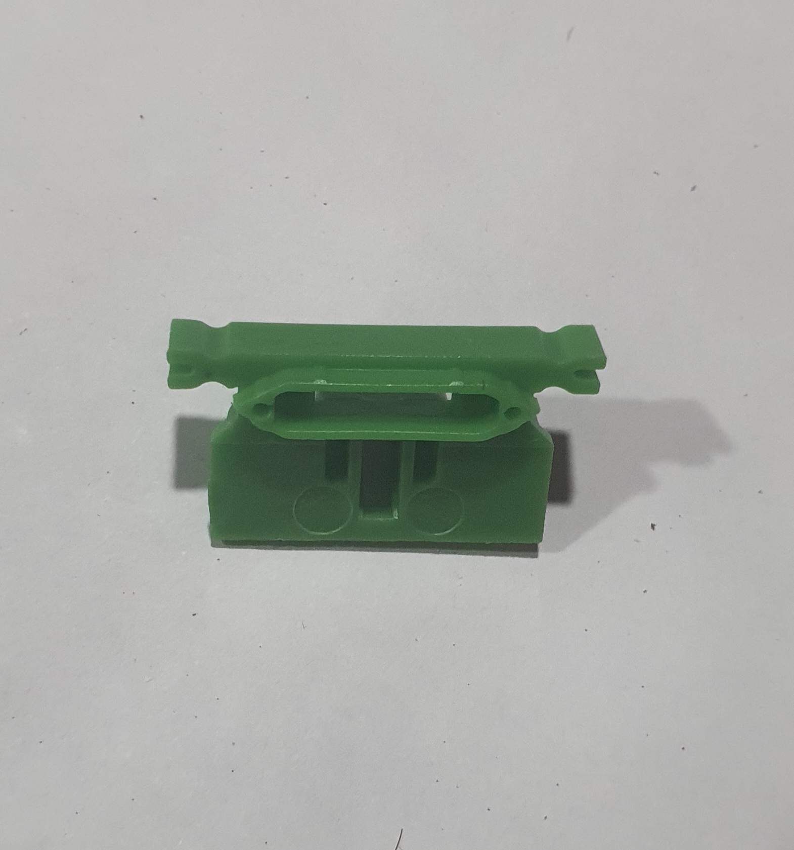 Conector elétrico verde de plástico sobre superfície branca