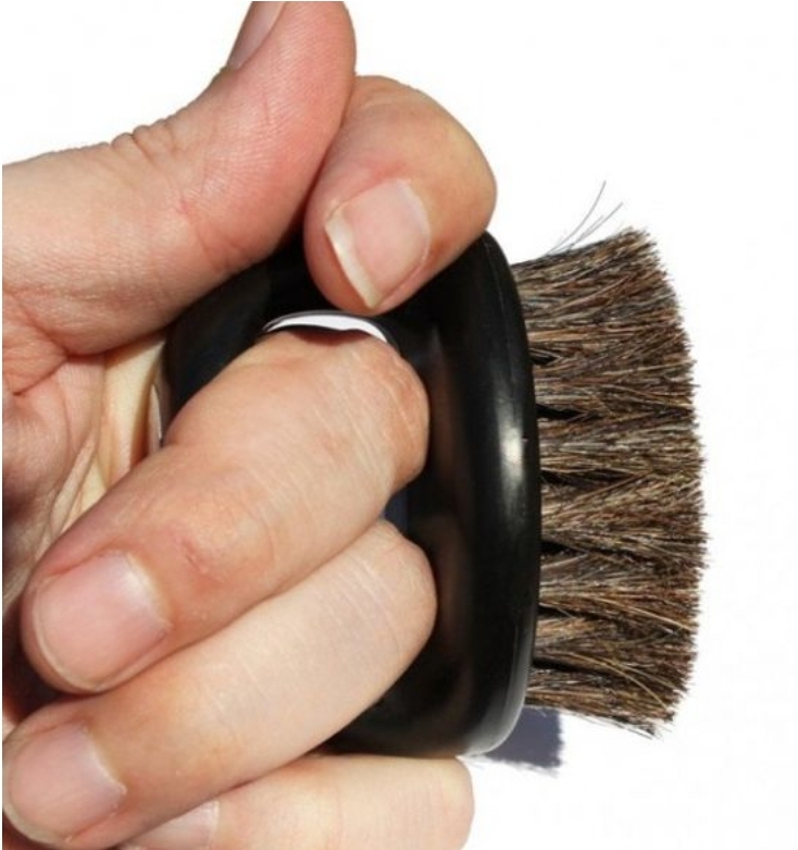 Escova de mão com cabo preto e cerdas marrons