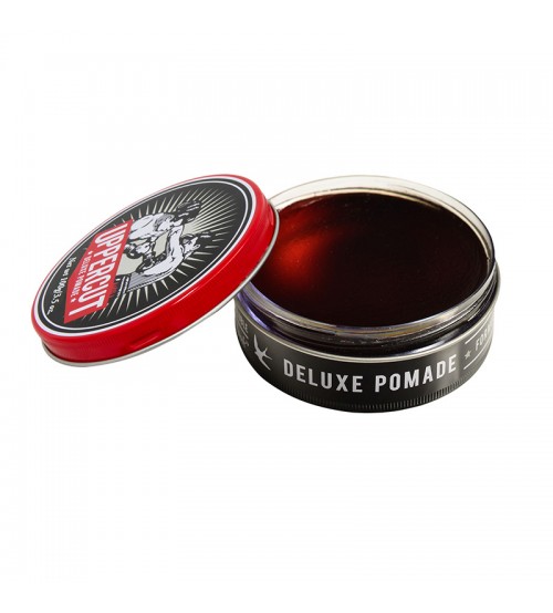 Pote aberto de pomada capilar Deluxe Pomade com tampa vermelha e preta