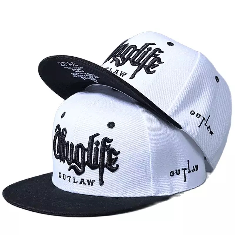Boné branco e preto com texto bordado Outlaw Cluglife