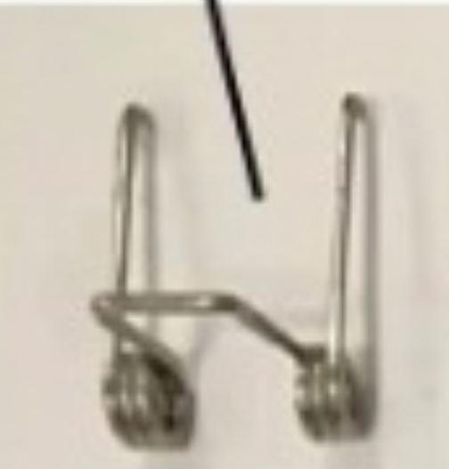 Suporte metálico cromado com dois ganchos verticais