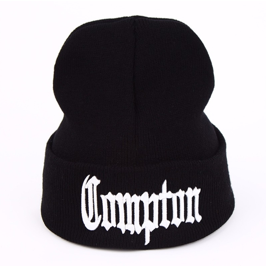 Gorro preto com a palavra Compton bordada em branco