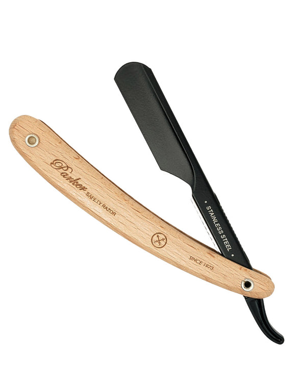 Navalha de barbear com cabo em madeira clara e lâmina preta.