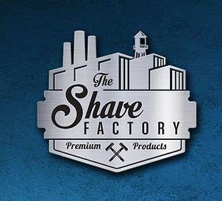 Logotipo metálico da The Shave Factory com fábrica e navalhas cruzadas