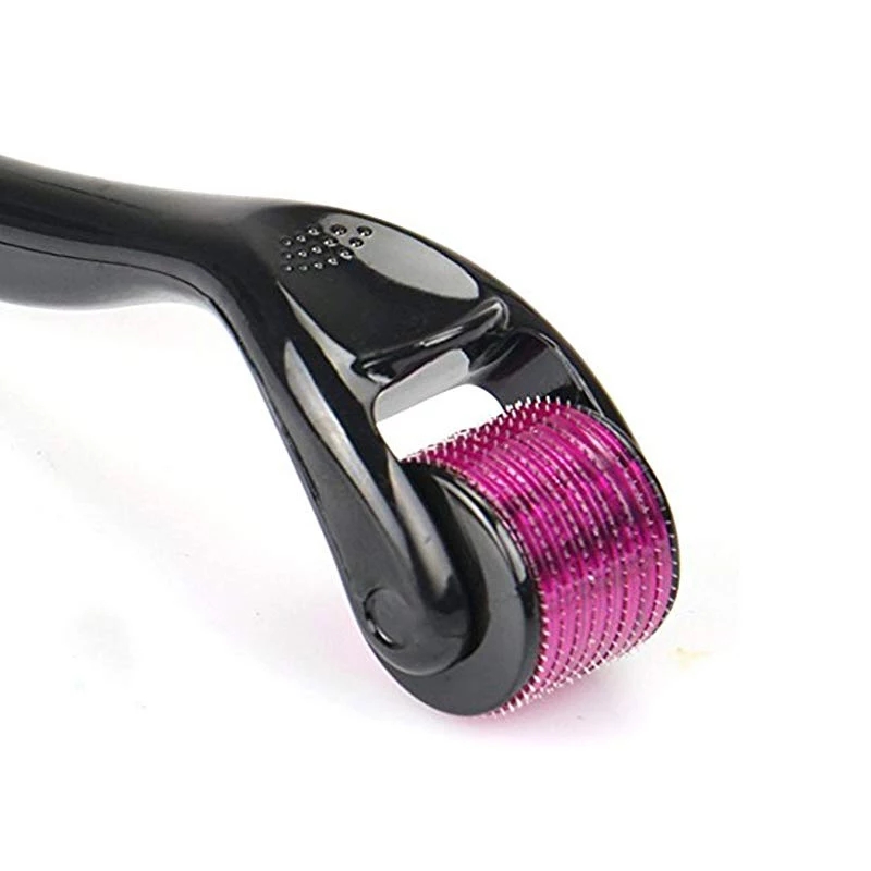 Derma roller preto com rolo de agulhas rosa