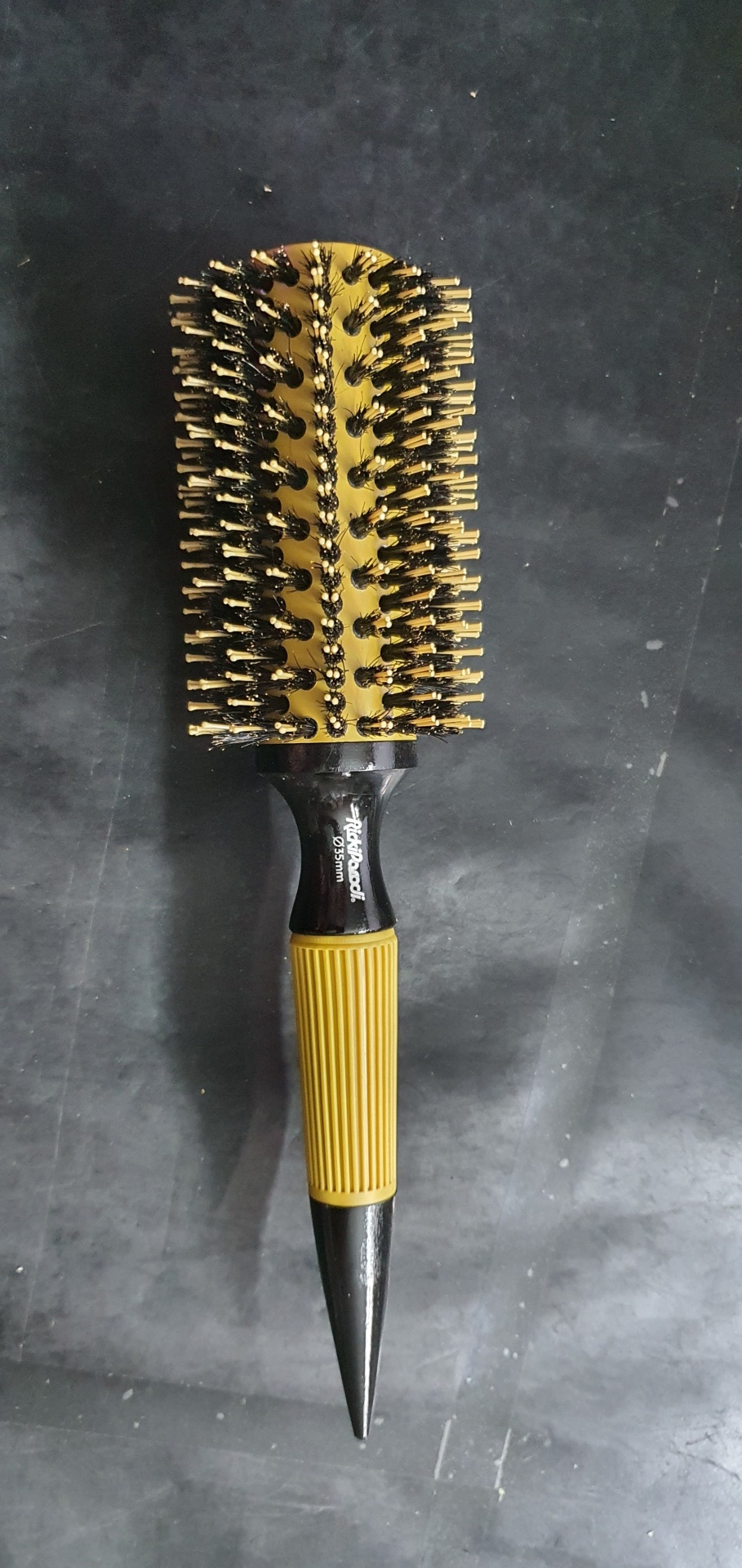 Escova de cabelo redonda amarela e preta com cabo de ponta afilada