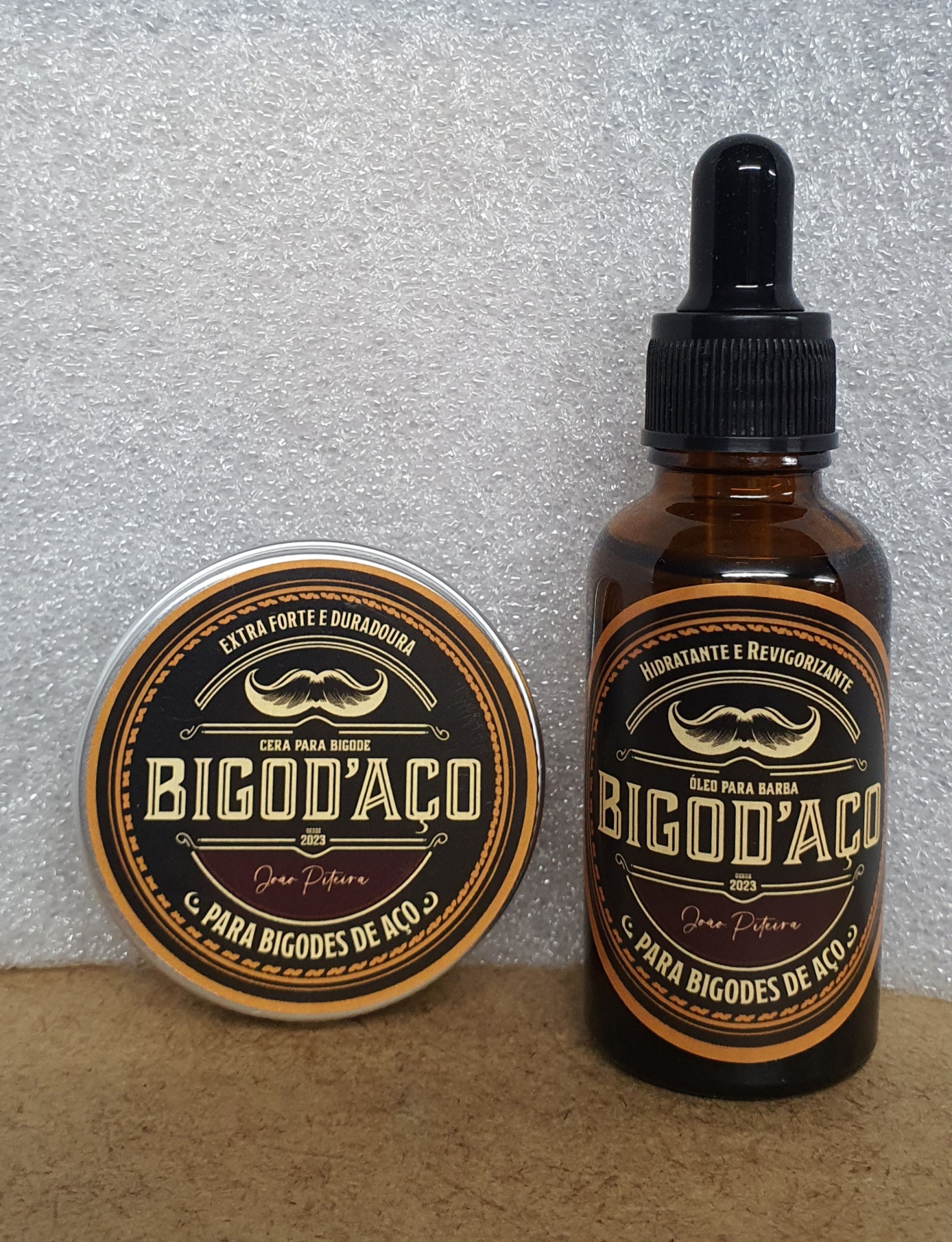 Produtos Bigod'Aço para barba com cera em pote metálico e óleo em frasco âmbar com conta-gotas