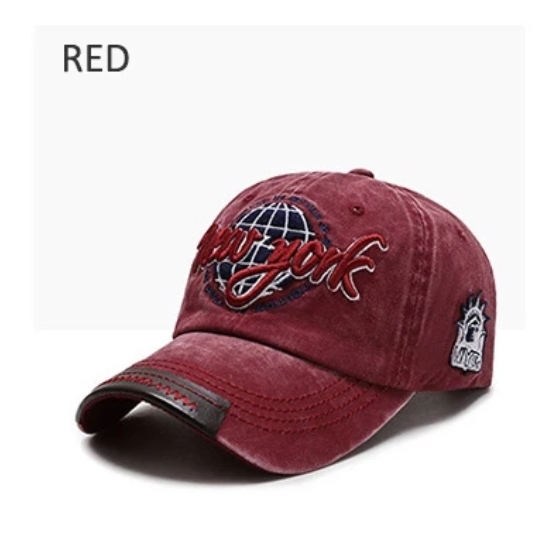 Boné vermelho estilo vintage com bordado e etiqueta de couro.