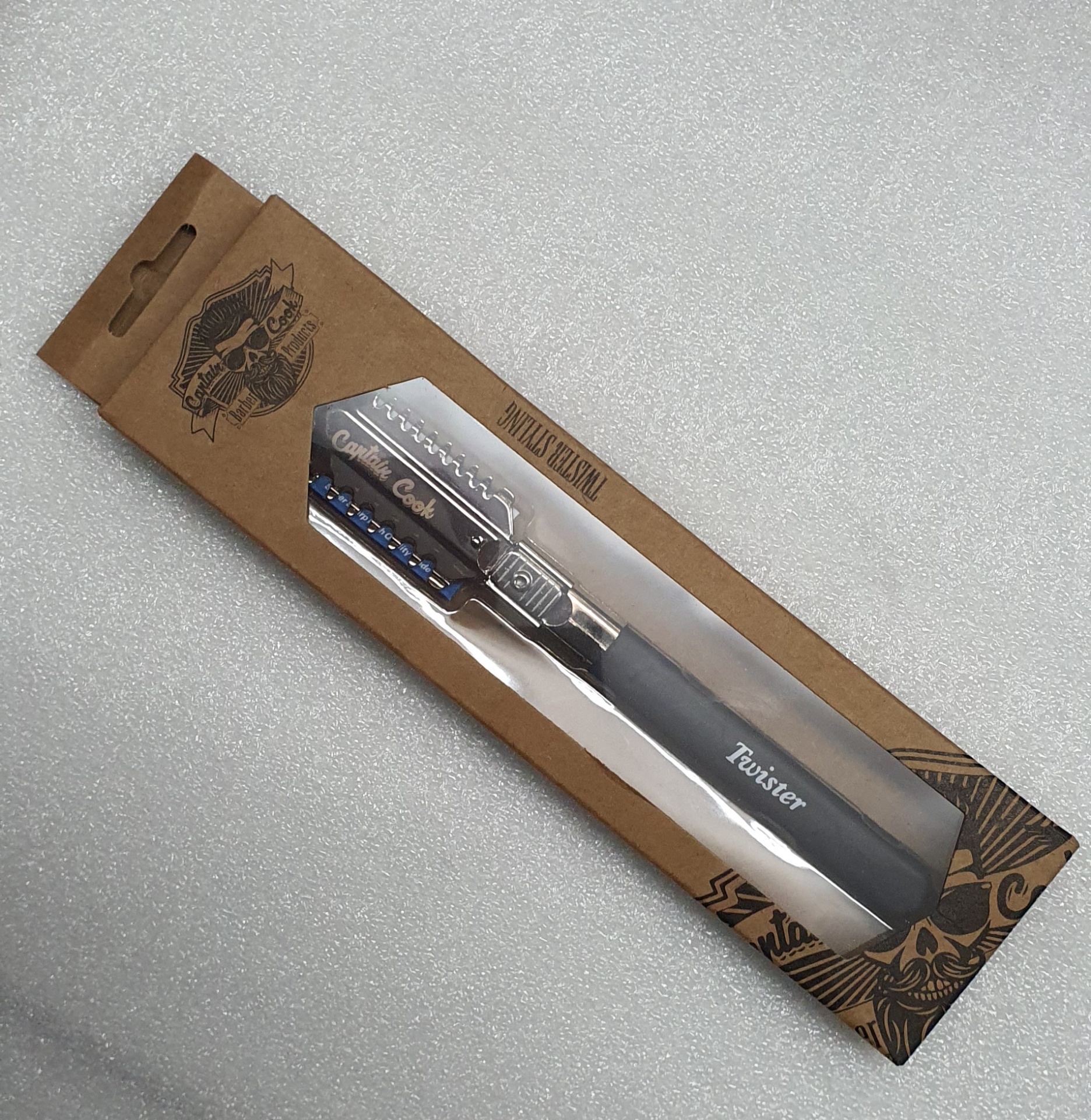 Navalha de barbear com caixa de cartão castanho e janela transparente