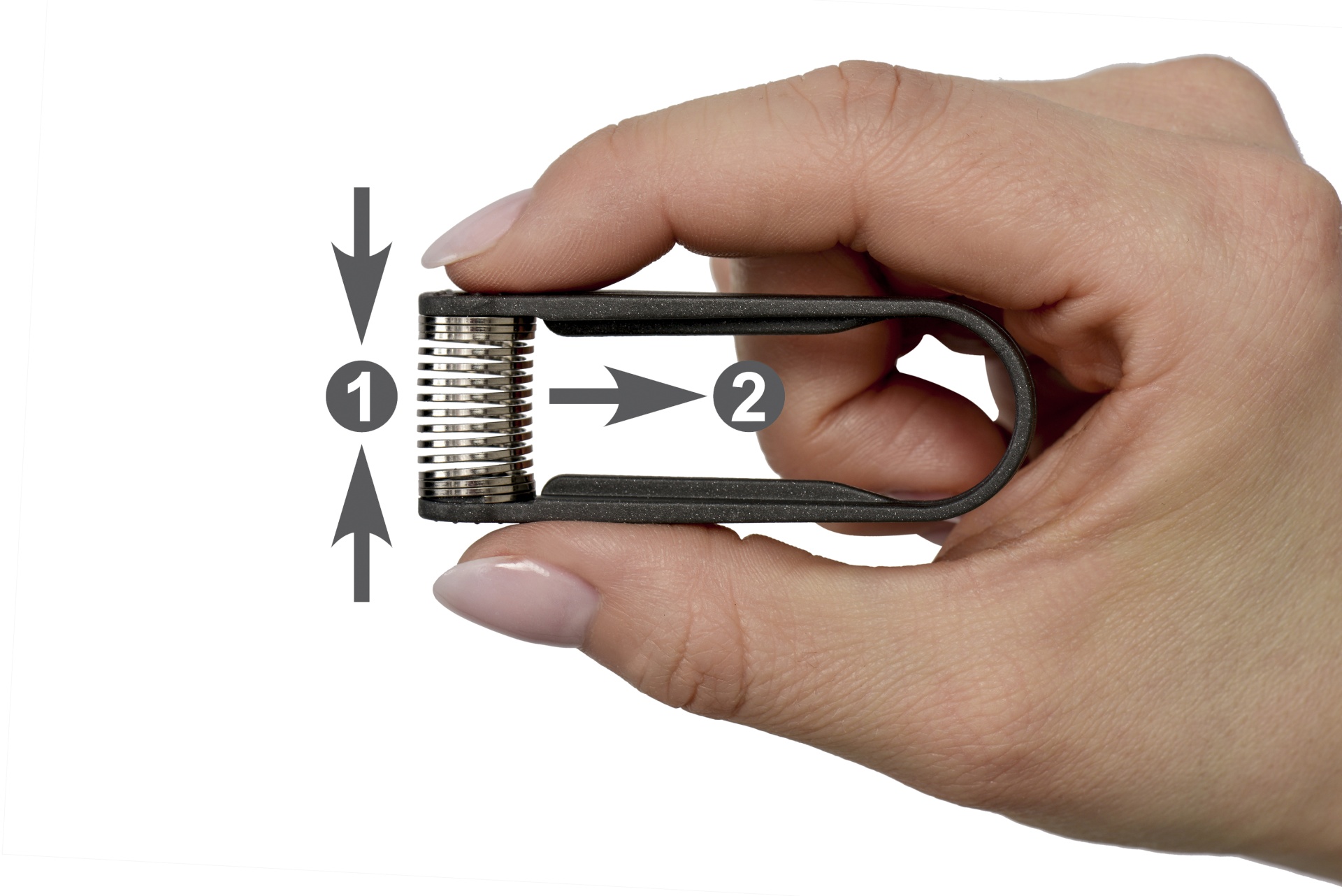 Ferramenta de corte metálica com lâminas afiadas empilhadas numa mão