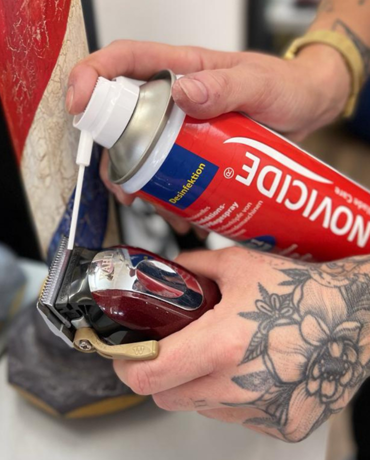 Spray lubrificante NOVICIDE a ser aplicado numa máquina de cortar cabelo