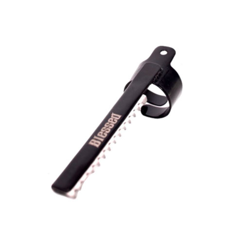 Corta-unhas preto com a palavra Blessed