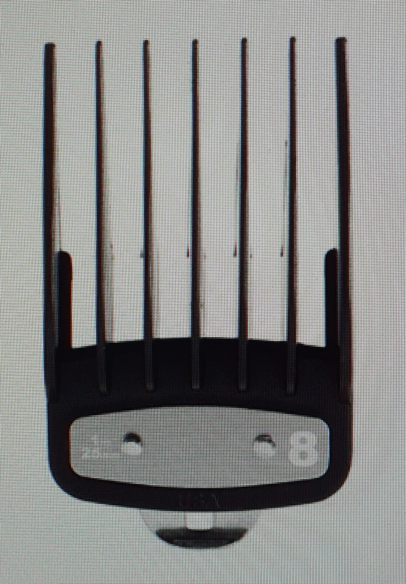 Pente de corte nº 8 preto com sete dentes longos em fundo branco