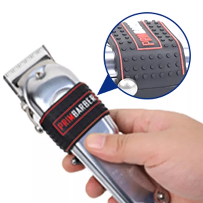 Máquina de cortar cabelo metálica com faixa preta e vermelha com texto PAIN BARBER