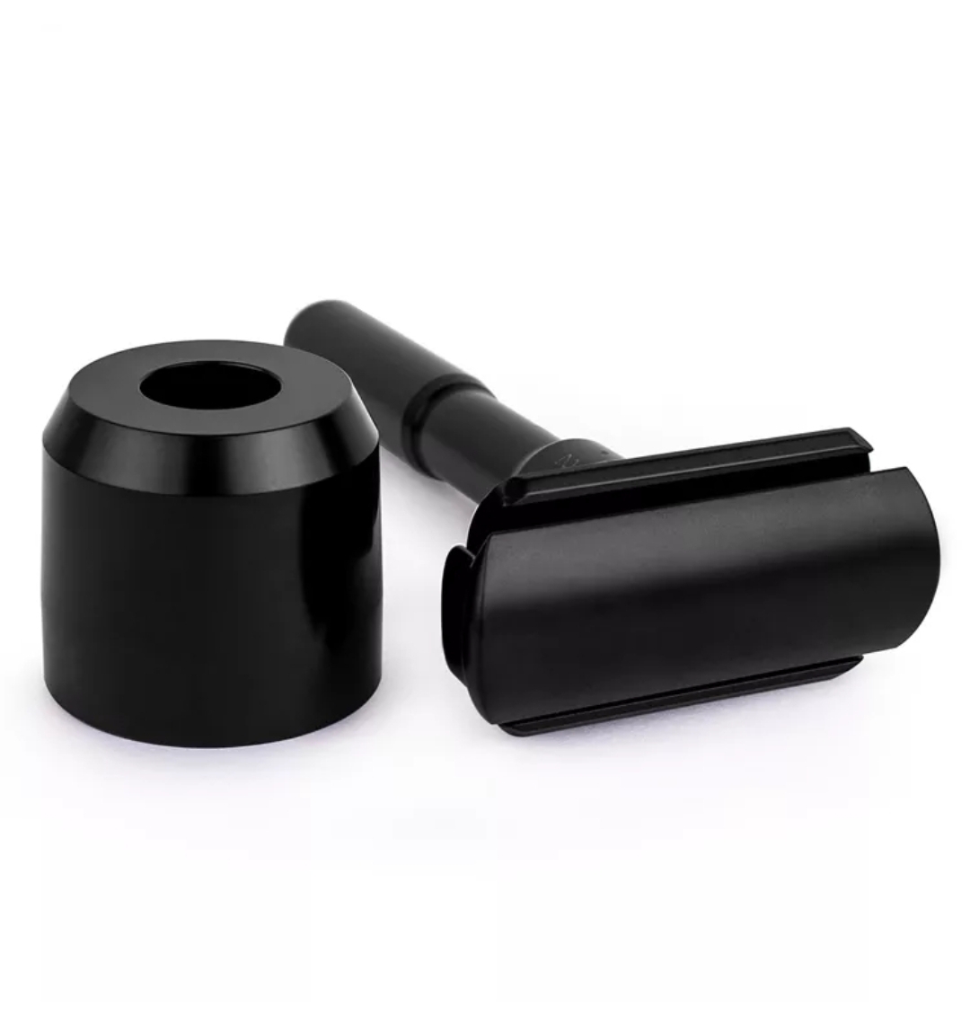 Aparelho de barbear clássico preto com suporte cilíndrico preto.