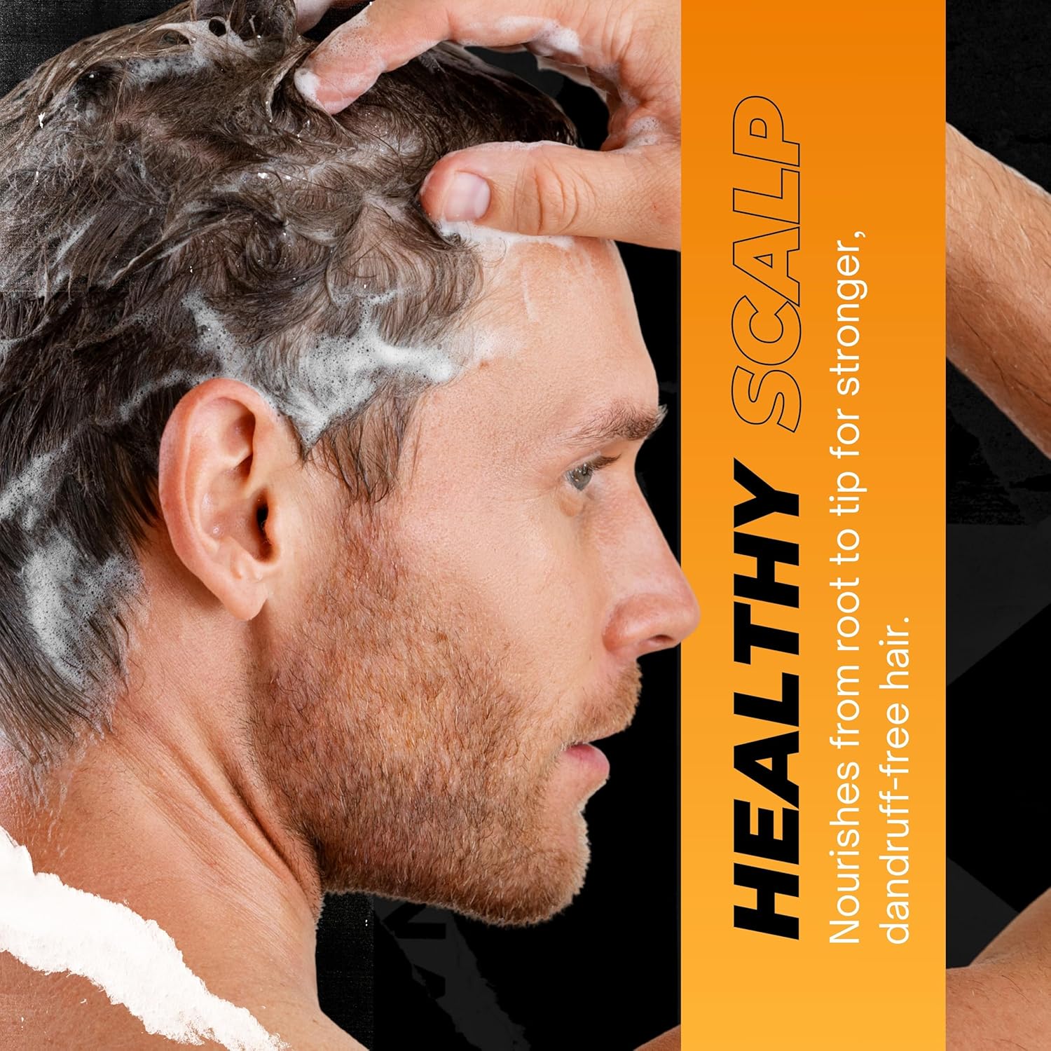 Homem aplicando champô no cabelo com espuma branca