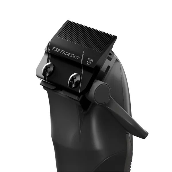 Máquina de cortar cabelo preta com lâminas metálicas e texto F32 FADECUT