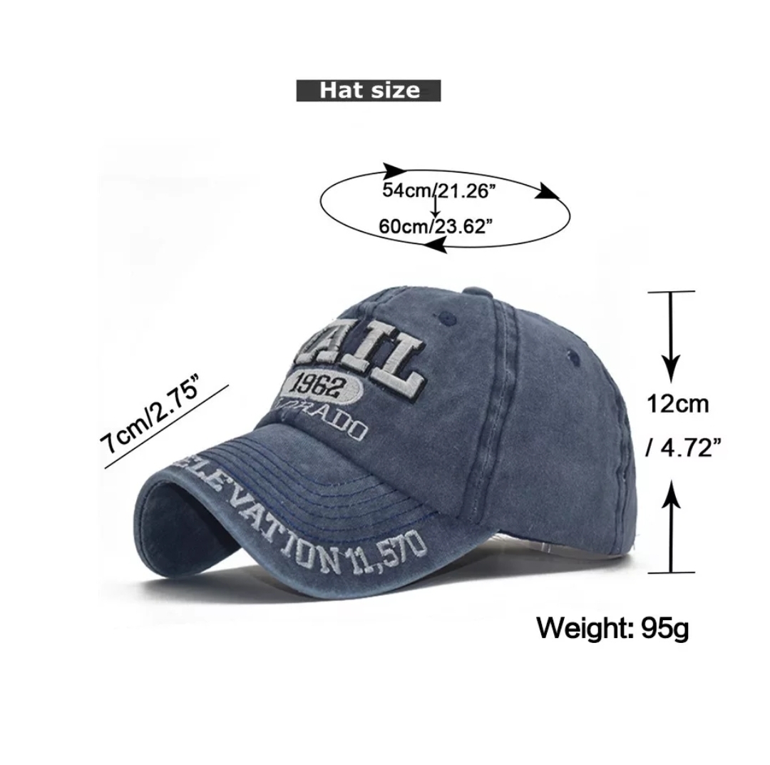 Boné azul escuro com bordados brancos e medidas indicadas