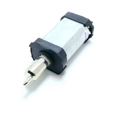 Motor elétrico pequeno com corpo metálico e extremidades pretas