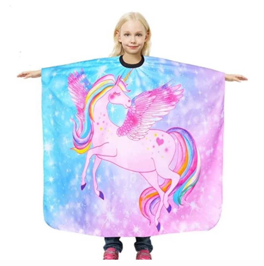 Capa de corte com unicórnio rosa e asas multicoloridas em fundo azul e lilás estrelado