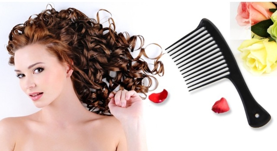 Pente preto de dentes largos ao lado de flores e mulher com cabelo cacheado