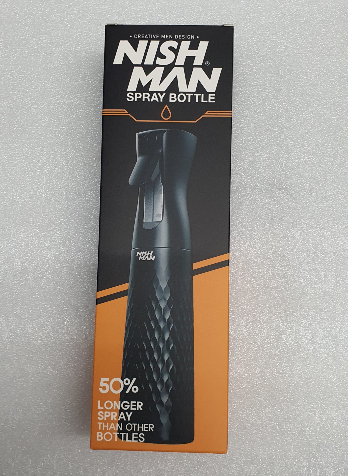 Embalagem preta e laranja de spray bottle NISH MAN com texto promocional