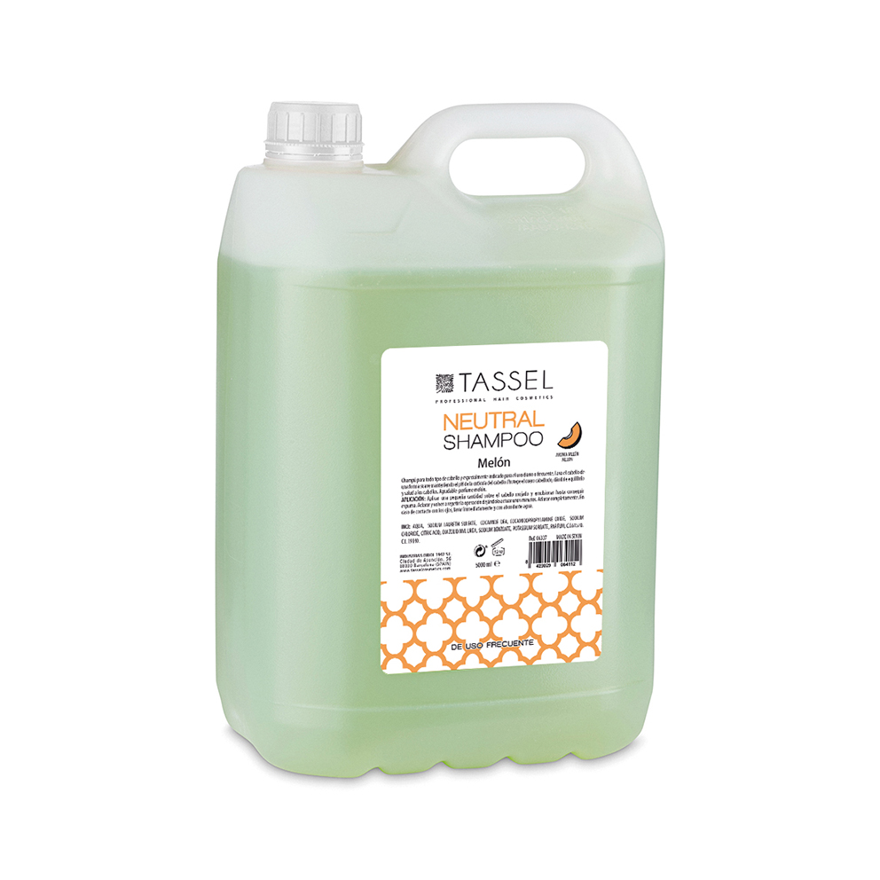 Recipiente plástico translúcido com shampoo verde claro e etiqueta branca laranja