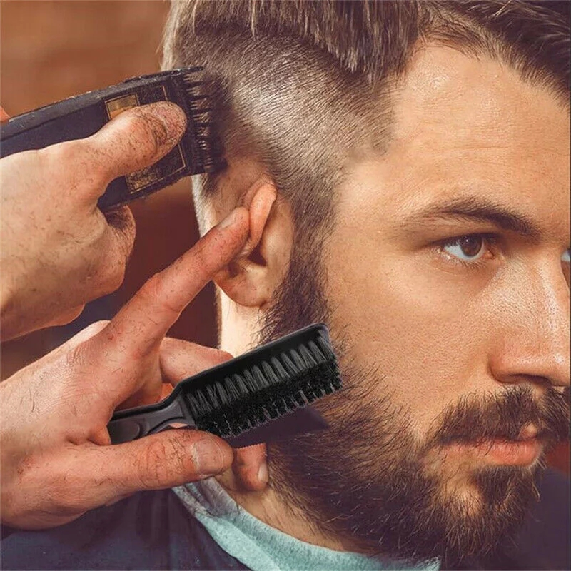 Homem a cortar cabelo com máquina preta em salão de barbeiro
