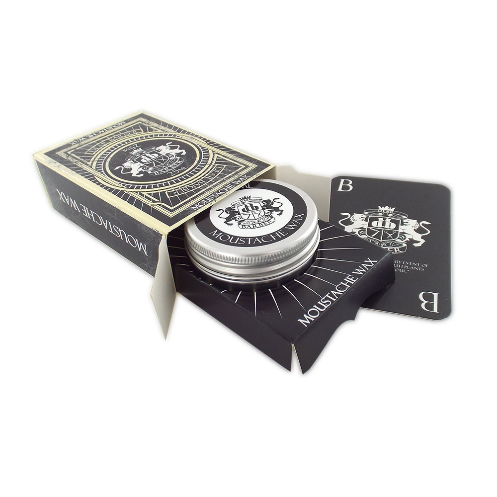 Frasco metálico dentro de caixa preta decorada com brasão e texto MOUS TACHE INK