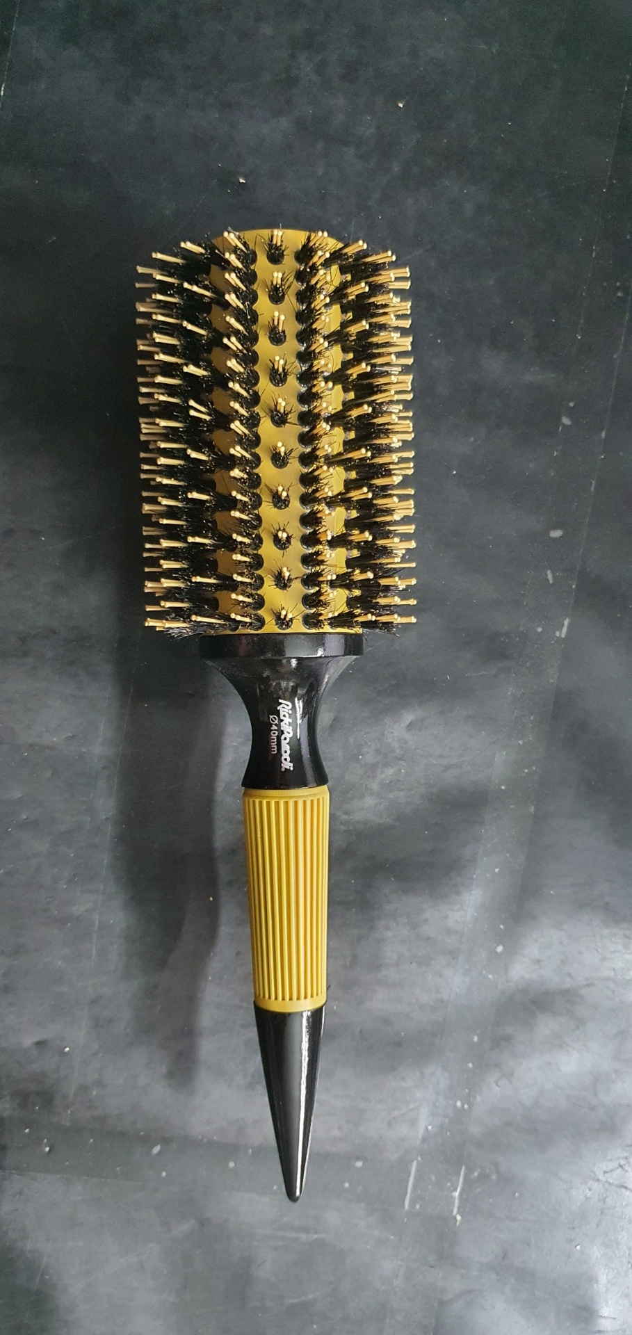 Escova de cabelo redonda preta e amarela com cabo texturizado