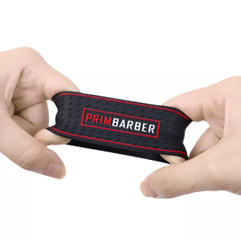 Pulseira preta com texto PRIM BARBER em branco e vermelho