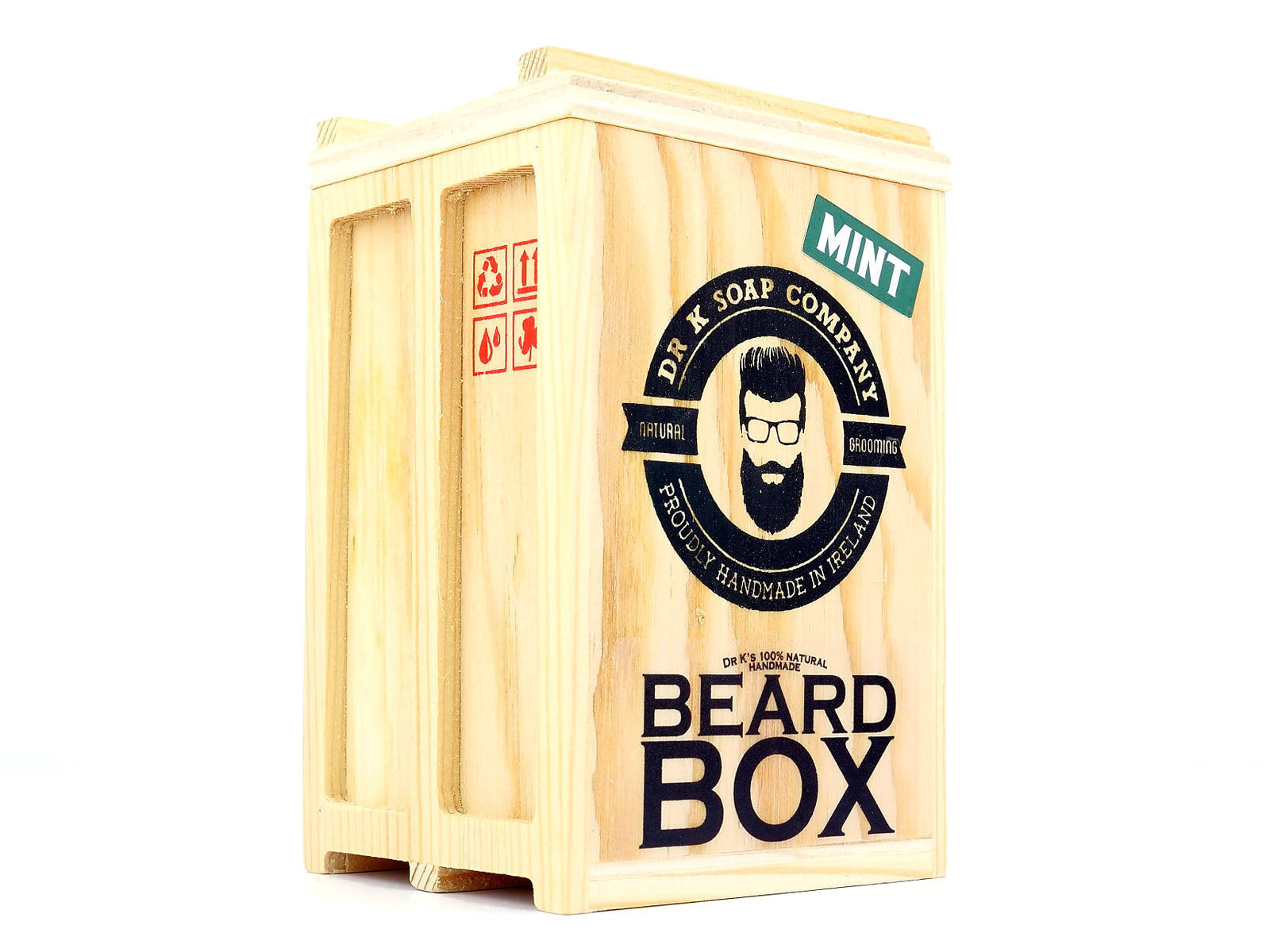 Caixa de madeira clara com texto BEARD BOX e logotipo preto e verde
