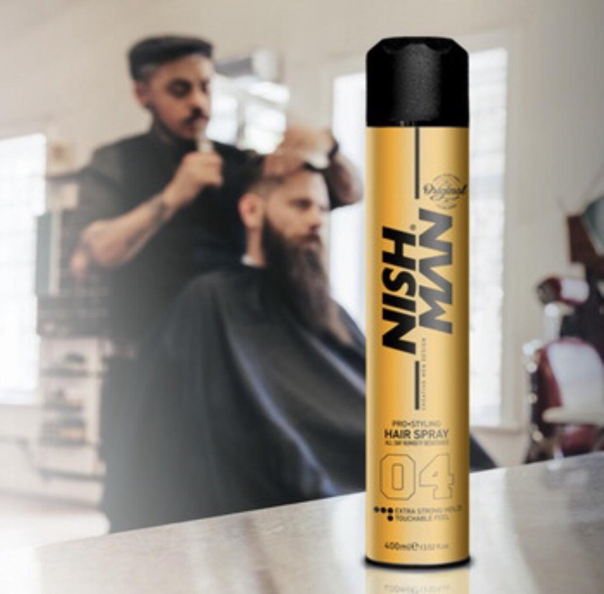 Spray de cabelo NISH MAN amarelo e preto em barbearia com barbeiro a cortar cabelo de cliente