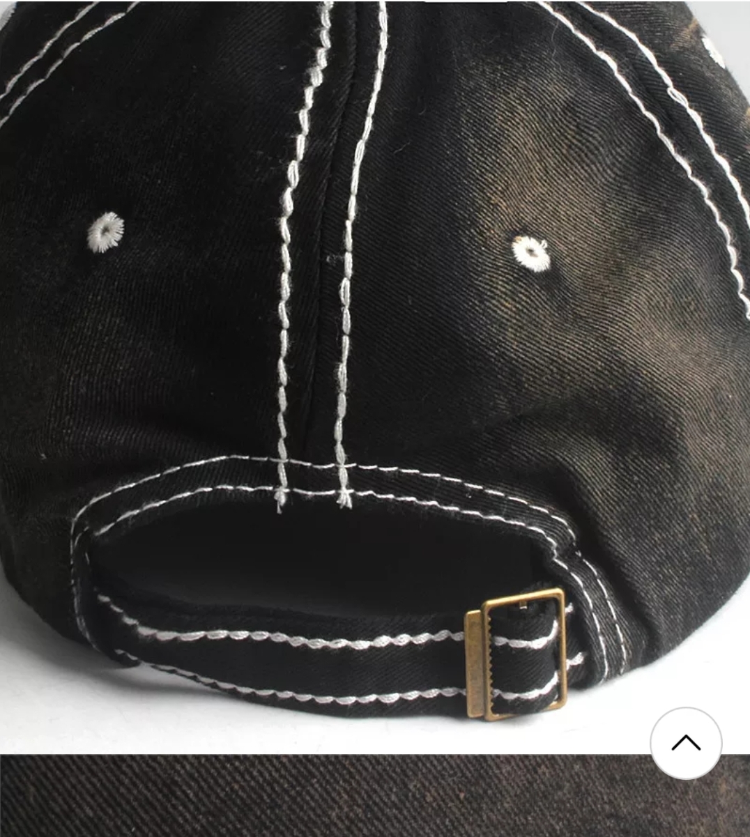 Boné preto com costuras brancas e fivela dourada no ajuste traseiro