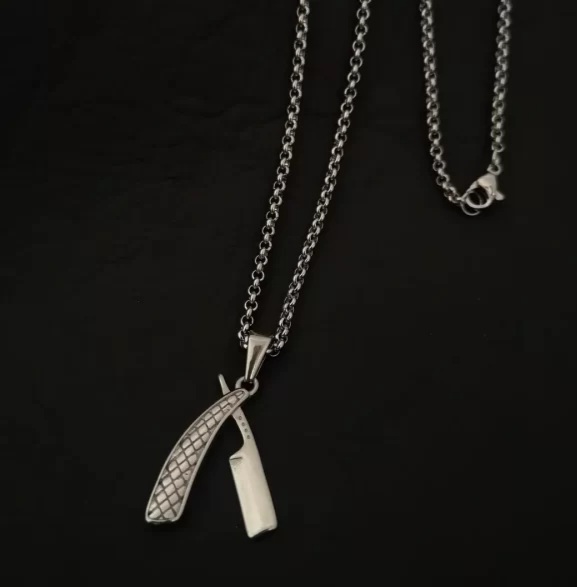 Colar de corrente prateada com pendente em forma de navalha