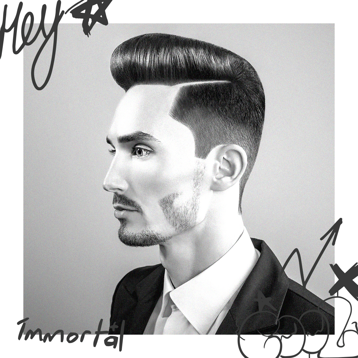 Homem de perfil com cabelo penteado para trás, fato preto e camisa branca, graffiti manuscrito preto 'hey' e 'Immortal'